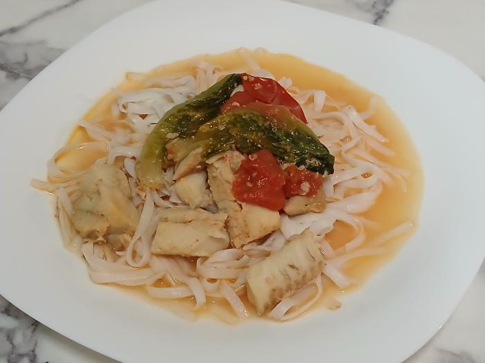 Jak uvařit rybí kousky v lehce pálivé omáčce s pak choi a nudlemi? Snadné recept, připravený za Do 30 minut